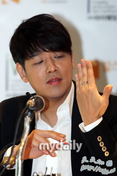 柳时元展示戒指。