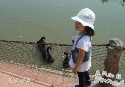 黄健翔带女儿秋游。