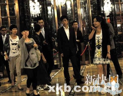 潘粤明夫妇现身上海女助理怒喝拍照记者(图)