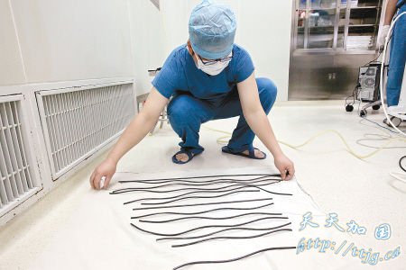 西安一小伙13根钢筋横穿身体 4小时抢救后脱险