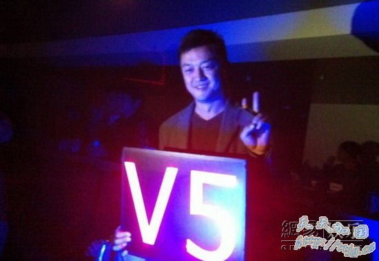 李亚鹏在观众席中举着灯牌支持爱妻。