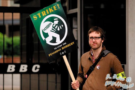 美元恶浪严重冲击中国 致中国外储进一步缩水