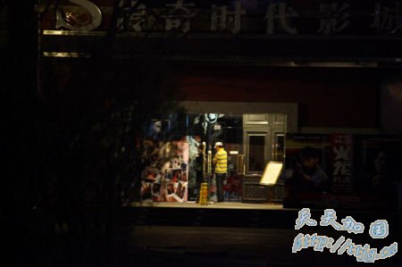 两人步入餐厅。
