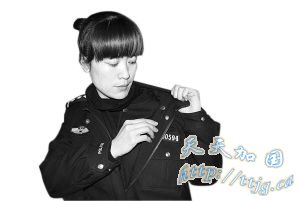 /女交警李季芳的警服当时都被扯破了/