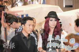 刘嘉玲扮演嫩模 与甑子丹化身“宇宙组合”(图)
