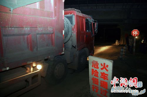 道口夜间无亮灯标志 石家庄发生火车货车相撞事故