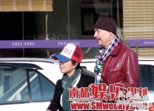 徐锦江与神秘女子从超市走出来,有说有笑。