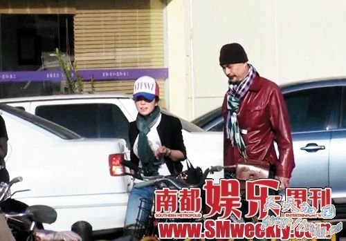 徐锦江脖子上系着一条五彩围巾,潮味不减。