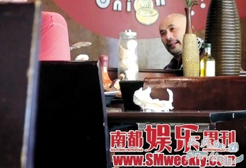 在餐桌上说到兴起,徐锦江把帽子脱了。