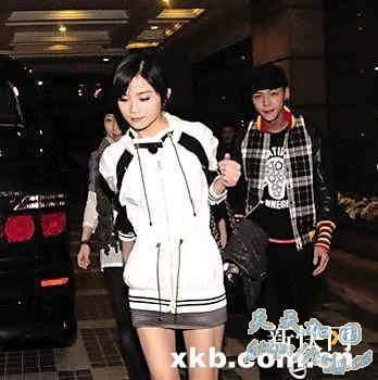 陈伟霆飞奔回港陪过生日 阿Sa奖赏当众亲亲