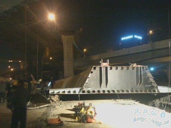 这是11月26日晚拍摄的事故现场(手机拍摄图片)。新华社发(王伟 摄)