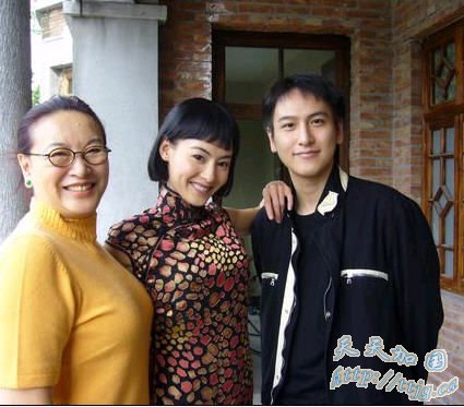 汤珈铖及母亲徐枫与张柏芝合影。