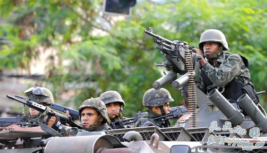 巴西抓捕毒贩突袭贫民窟(组图)