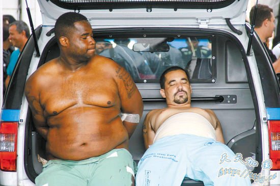 巴西抓捕毒贩突袭贫民窟(组图)