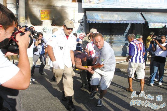 巴西抓捕毒贩突袭贫民窟(组图)