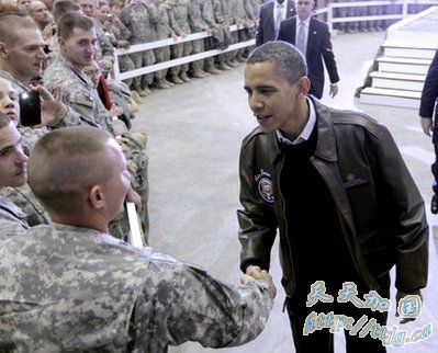 美国总统奥巴马3日突访阿富汗,图为奥巴马在美军基地