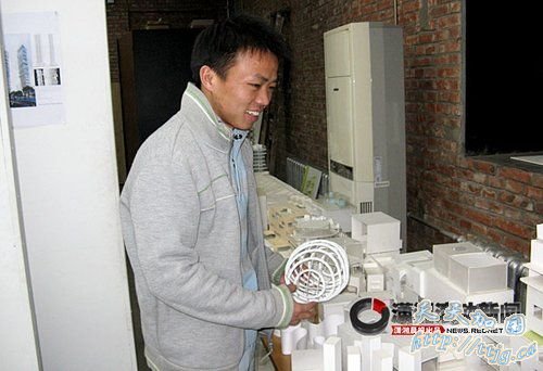 12月3日,北京海淀区成府路268号大院,戴海飞的办公室,摆满了各种模型和设计图纸。他手里拿着的就是“蛋屋”的研究模型。
图/潇湘晨报滚动新闻记者 刘志杰