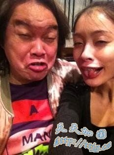 康康微博上晒和老婆合照。