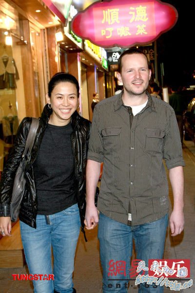 宣萱(左)与男友十指紧扣出席庆功宴。