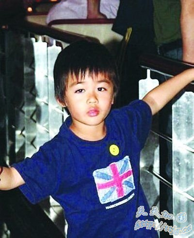 那英六岁爱子近照曝光 与同父异母妹妹感情要好