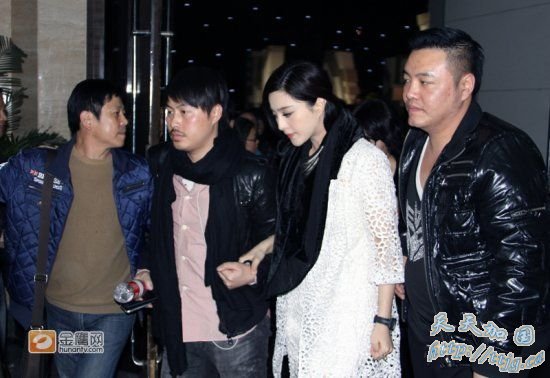 范冰冰《大本营》后台花絮曝光 助理前护后拥