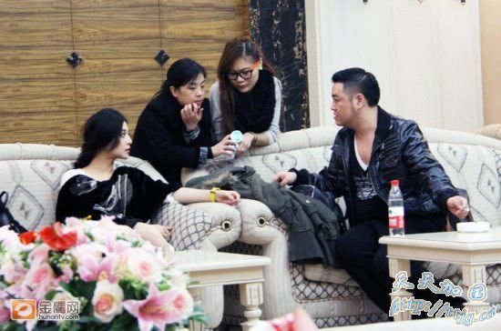 范冰冰《大本营》后台花絮曝光 助理前护后拥