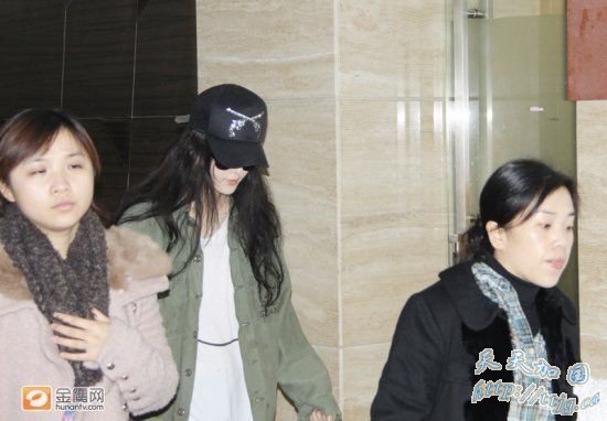 范冰冰《大本营》后台花絮曝光 助理前护后拥