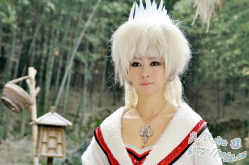 翁虹“白发魔女”造型。