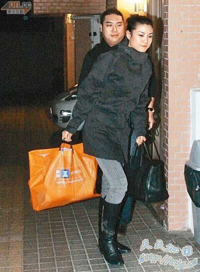 廖碧儿与富豪男友出席派对。