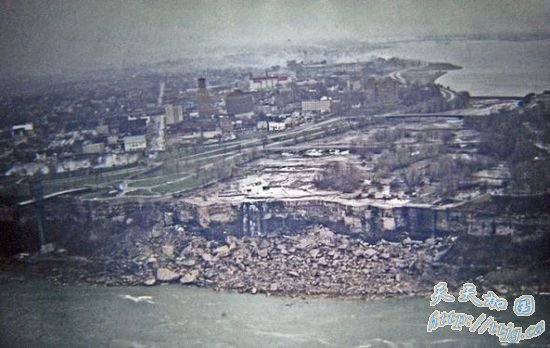 在这张照片的右上角,我们可以看到那座临时性大坝。 在这张照片的右上角,我们可以看到那座临时性大坝。