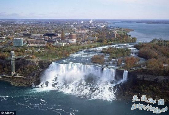 这是美利坚瀑布正常流动时的磅礴景象,平均流量达到每分钟数百万加仑 这是美利坚瀑布正常流动时的磅礴景象,平均流量达到每分钟数百万加仑