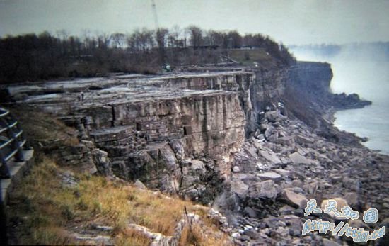 1931年和1954年,尼亚加拉大瀑布发生了两次岩滑,造成大量岩石滚落到下面。 1931年和1954年,尼亚加拉大瀑布发生了两次岩滑,造成大量岩石滚落到下面。