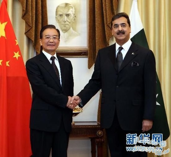 温家宝总理与巴基斯坦总理会谈并提出四点建议