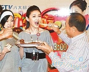杨登魁喂大s吃食物。(资料图)
