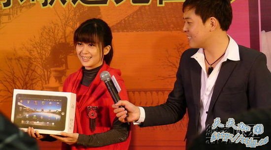 孟庭苇亮相。