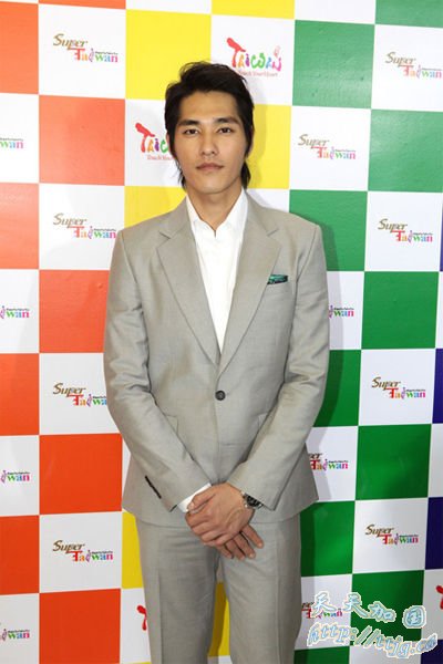 蓝正龙赴泰国宣传台湾旅游业。