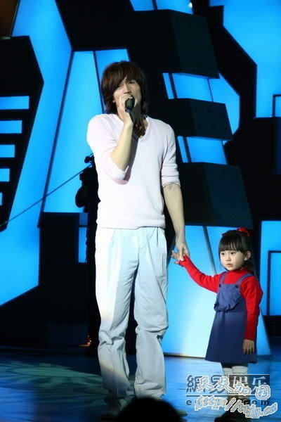 言承旭现场献唱。