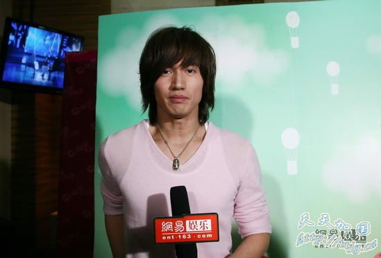 言承旭接受网易娱乐的访谈。