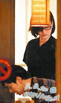 陈德容(后)和帅男在居酒屋包厢用餐,待到餐厅快打烊才出来。