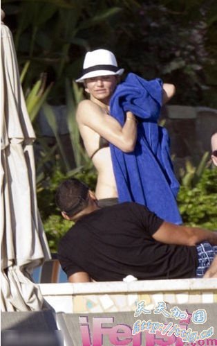 卡梅隆·迪亚兹晒日光浴。