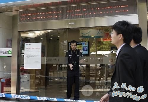 广州一男子持刀闯入银行 大批警察封锁现场(图)