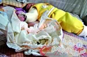 婴儿纸尿片藏5片生锈刀片 生产商称是不慎掉落