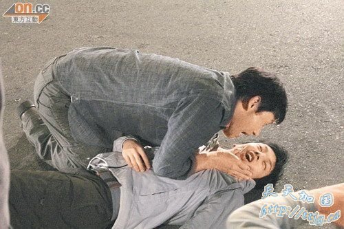 苗侨伟与梁烈唯拍剧,吸引大批游客摸黑围观。