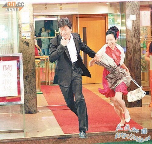 郭羡妮与苗侨伟狂奔,拍摄一场赶去买房子的戏。