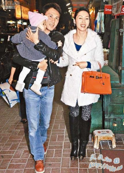 郭可盈与老公林文龙及爱女外出用膳。