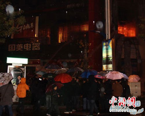 浙江金华商场大火控制 基本确定无人员伤亡(图)