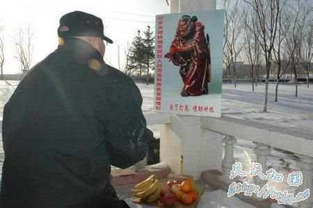 吉林一男子当众拜求钟馗捉人间活鬼帮助维权