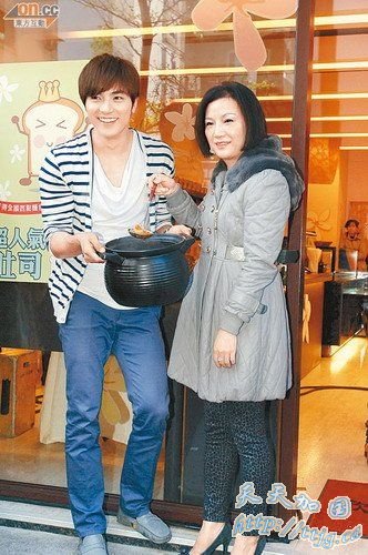 贺军翔拿着爆乳蛋糕到处走,兴奋全场!。