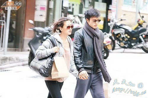 谢婷婷和安志杰牵着手回家。