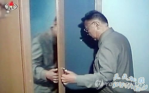 朝领导人金正日左手运用自如 韩媒猜健康已好转